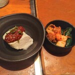 焼肉・薬膳鍋 雑草家 - 左が自家製とうふ韓風冷奴。右がキムチ盛り合わせ。