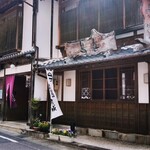 鳥兵 - 鳥兵の街道から路地を入った玄関。