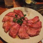 焼肉・薬膳鍋 雑草家 - 上タン塩レモン三人前(3枚既に焼いています)