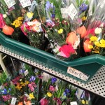 フレッシュ・クラブ - 色とりどりのお盆のお花です