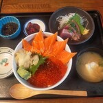 味処 まるたか - 2024年8月9日 味処まるたかさん サーモンいくら丼1,800円・カツオ刺身400円