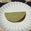 住吉菓庵 喜久寿 - ほのかに抹茶の香りがするオムレット生地。中には粒あんと求肥がサンドしてあります。