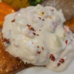 キッチン ブルー グローブ - この赤いのはダイストマトかな