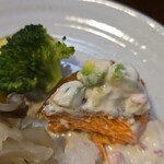 キッチン ブルー グローブ - 銀鮭ポワレの上がアボガト