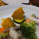 キッチン ブルー グローブ - パンプキンポテサラを乗せて