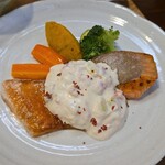 キッチン ブルー グローブ - 銀鮭ポワレのアップ