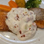 キッチン ブルー グローブ - 正面から、クリームソースの上に見えるのは？