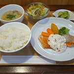 キッチン ブルー グローブ - 銀鮭ポワレ　ダイストマトとアボガドのサワークリームソース