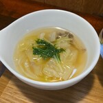 キッチン ブルー グローブ - 白菜スープのアップ