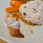 キッチン ブルー グローブ - 銀鮭ポワレをカット、薄い銀鮭、ミキュウイみたい