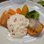 キッチン ブルー グローブ - 反対側から、細長い銀鮭ポワレ