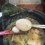 横浜家系らーめん 天王家 - 今日は半熟ではなかったたまごとウズラ