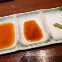 炭火焼肉 ふちおか - タレ:左から焼肉のタレ、にんにく胡椒、柚子胡椒