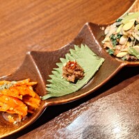 炭火焼肉 ふちおか - 前菜3種:黒毛和牛のキムチ、(失念)、もやしのナムル