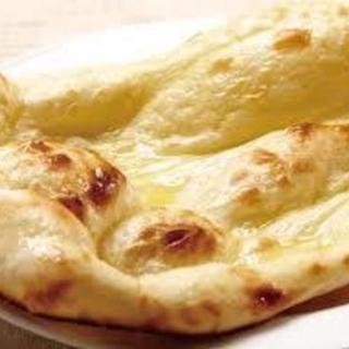 もっちもちの焼きたてナン！チーズがたっぷりのチーズナンが人気