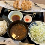 やわらかとんかつ 幸せや - ご飯・お味噌汁・しゃきしゃきキャベツ