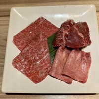 焼肉うしごろ 横浜店 - 究極の黒タン、厳選厚切りハラミ、厳選赤身塩