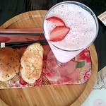 Cafe deTruth - 苺ミルク