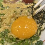 はかた こぶし - 元気そうな卵黄様がコロンコロンと表面を転がる（笑）