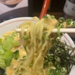 はかた こぶし - 納豆や具材やスープがしっかりと絡む、ちょうど良い太さの縮れ麺