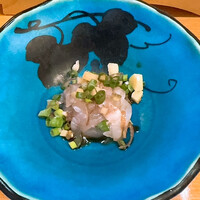 鮨井 - シマアジ。色鮮やかな器も素敵。