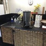 らー麺　Do・Ni・Bo - セルフコーナー　お茶・紙おしぼりもあります