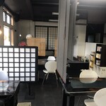 らー麺　Do・Ni・Bo - テーブル席・奥に座敷席