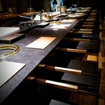 日本焼肉はせ川 別亭 - カウンター席。カウンター…久住有生氏の作品