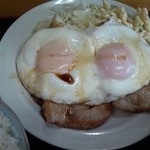 かもだ - 黄身トロトロの目玉焼きの下には厚切りのチャーシューがドーンと４枚！
      