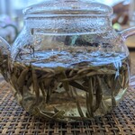 一茶一酒 - 白茶　葉っぱがジュンサイみたい