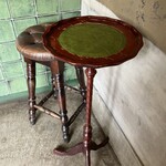 Chilling Coffee&Bake - 最初に座る予定だったテーブルとスツール。本当に素敵です