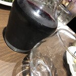 マロリーポークステーキ - ビー玉3個のデキャンタワイン