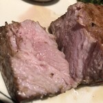 マロリーポークステーキ ヨドバシ仙台店 - 肉断面は綺麗なピンク