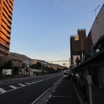 魚虎 - 熊手通りから車道に出たところ