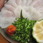 魚虎 - コリコリ食感の小フグに、半分使ったカボスとたっぷりの小葱