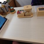 はま寿司 - リニューアルテーブル、左は従来のタブレット注文端末