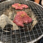 炭火焼肉 にく式 - タンは肉厚