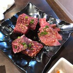 炭火焼肉 にく式 - 上カルビ、サガリ、カイノミ