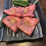 炭火焼肉 にく式 - 上タンと並タン