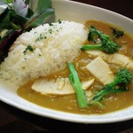 MARUGO - 春満菜!菜の花と筍の春野菜カレー。ホワイトアスパラを煮込んで作ったルーのスパイス感と野菜の甘みが絶妙です。