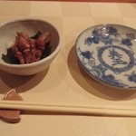 喰いもの屋やそはち - 「つきだし」ホタルイカとワカメ