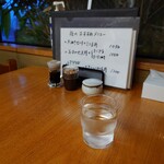 やぶ善 - 着席してすぐに冷たいお水を提供してくれます。