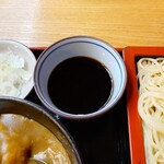 やぶ善 - 少しだけ甘さのある蕎麦汁(つゆ)でいただく"中華ざる"。