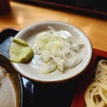 やぶ善 - 少し多めなのが嬉しい薬味の葱。