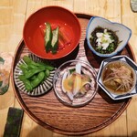 月肴 - 前菜盛り合わせでお酒がすすむ！能登のもずくもシャキシャキ！酢の物嫌いな男性ら最初に伝えた方が良い。