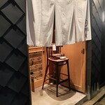 月肴 - オサレな外観。入れるかな〜って様子見してる人がチラホラ。