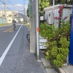 ヌードル＆スパイスカレー 今日の1番 - 外観 ※金曜日の朝07時07分　外待ち1名様