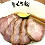 麺屋くろ松 - チャーシューがずらりと♪