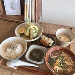 食事と図書 雨風食堂 - 