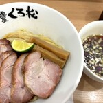 麺屋くろ松 - 鶏と煮干しの冷やし和えつけ麺（＋炭焼きチャーシュー）